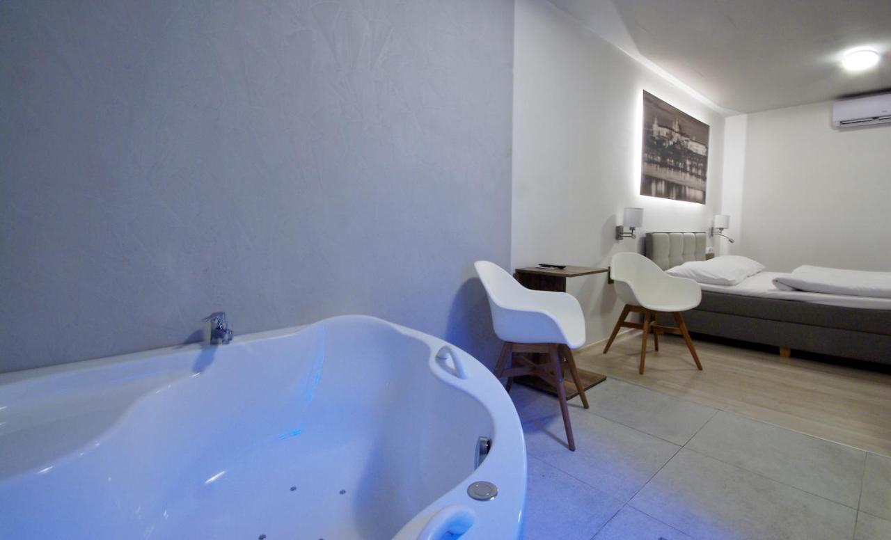 Adeba Hotel Praha Bagian luar foto