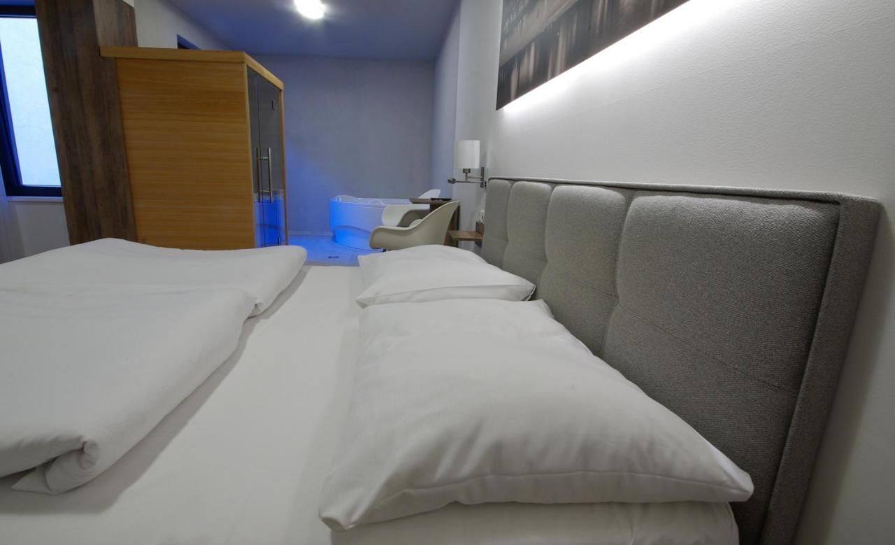 Adeba Hotel Praha Bagian luar foto