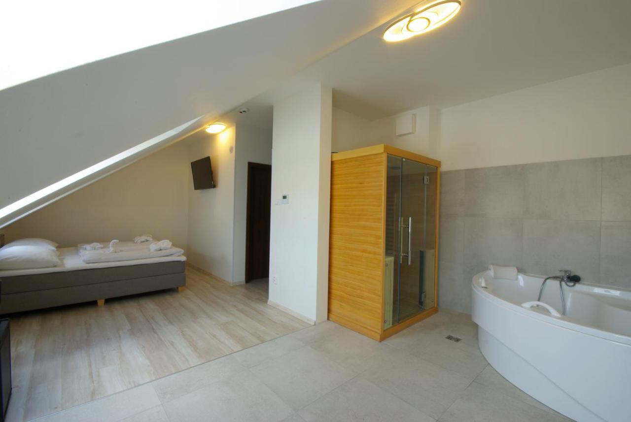 Adeba Hotel Praha Bagian luar foto