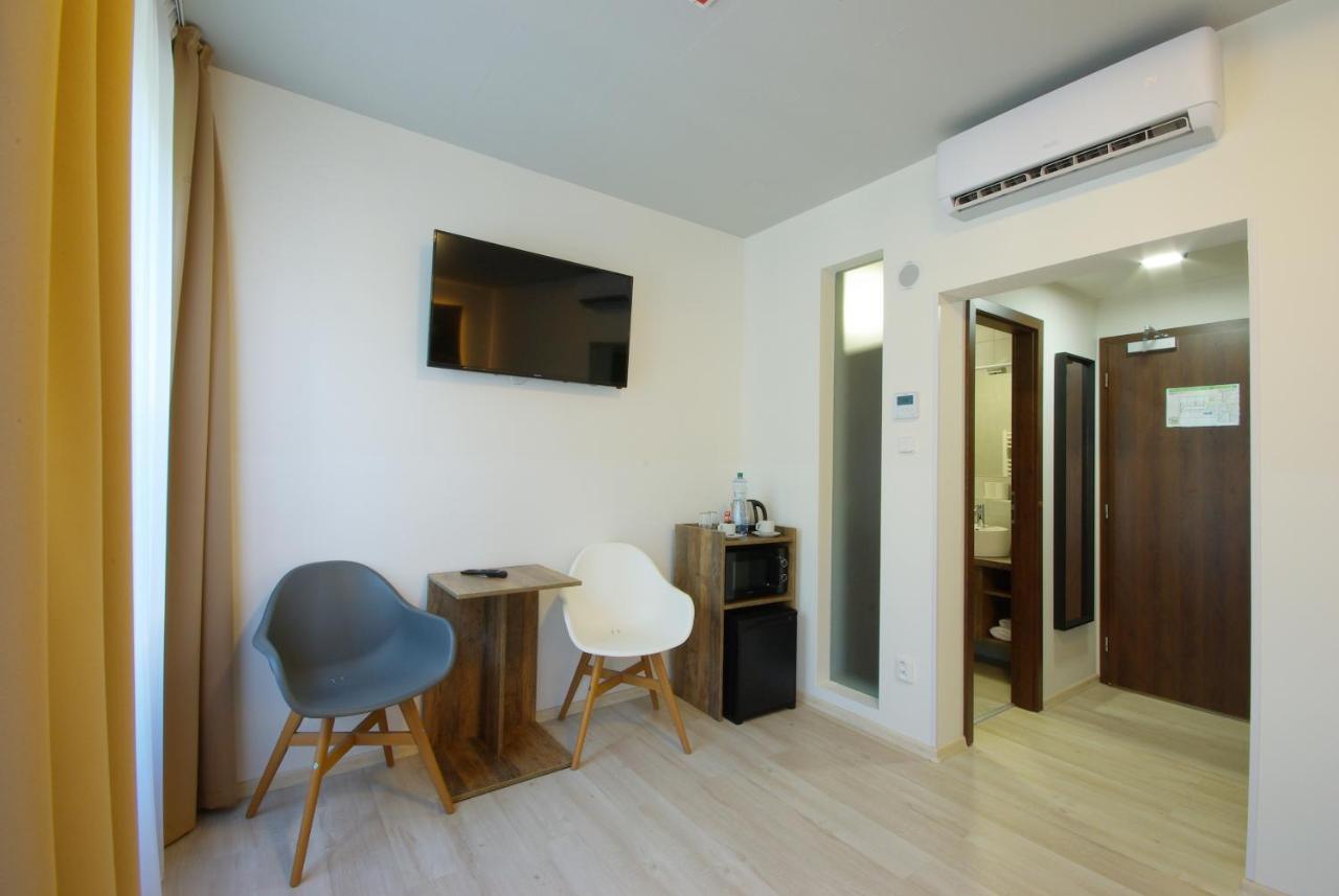 Adeba Hotel Praha Bagian luar foto