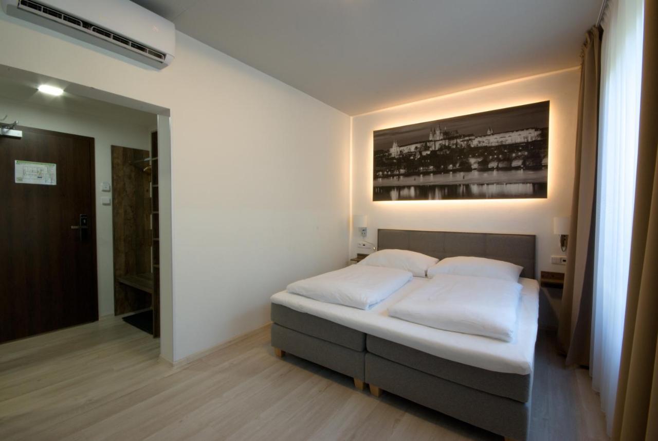 Adeba Hotel Praha Bagian luar foto