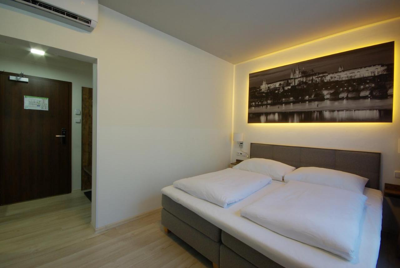Adeba Hotel Praha Bagian luar foto