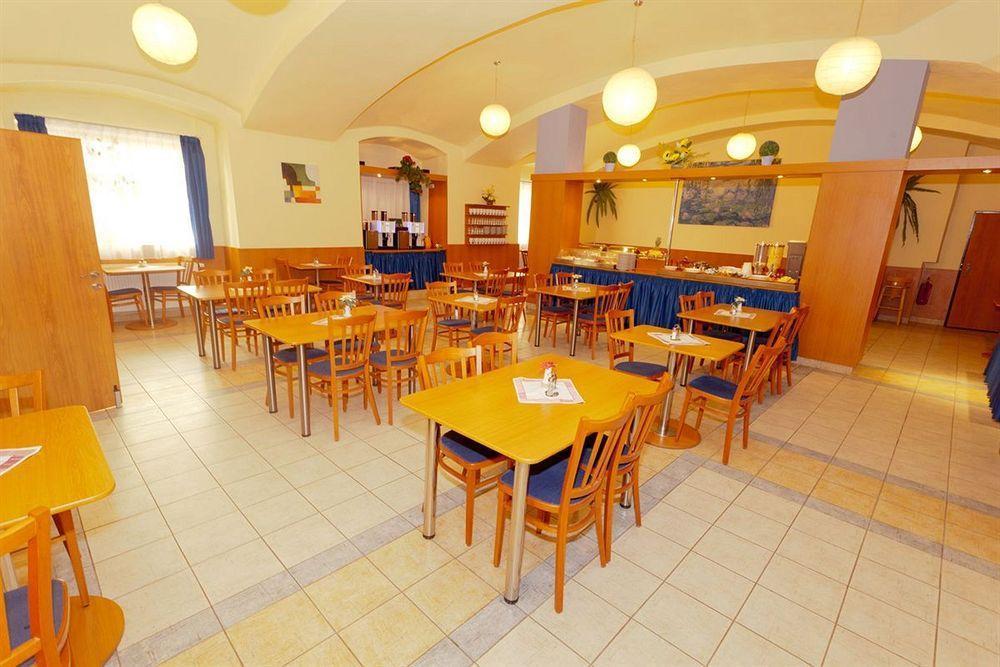 Adeba Hotel Praha Bagian luar foto