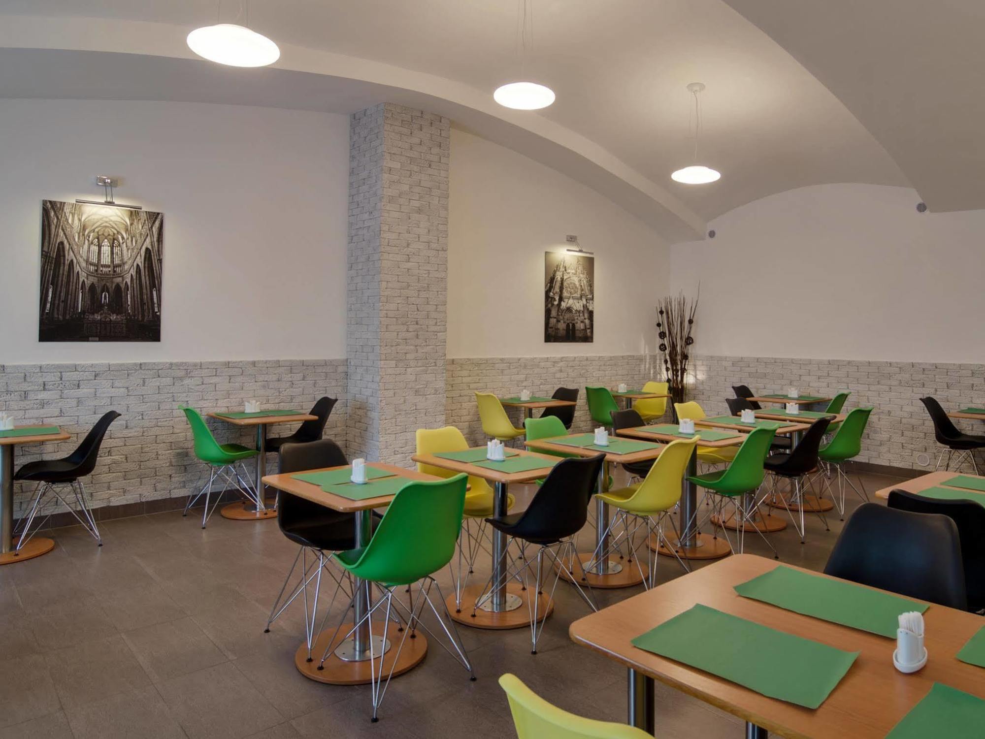 Adeba Hotel Praha Bagian luar foto